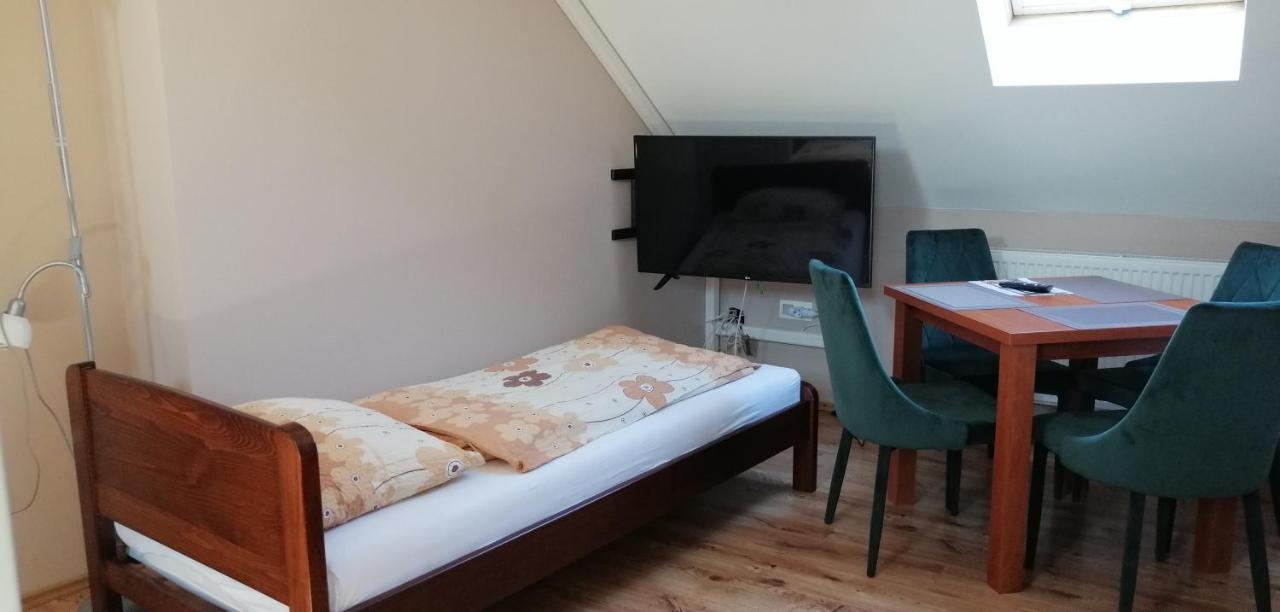 Apollo Vendeghaz Appartement Edelény Buitenkant foto